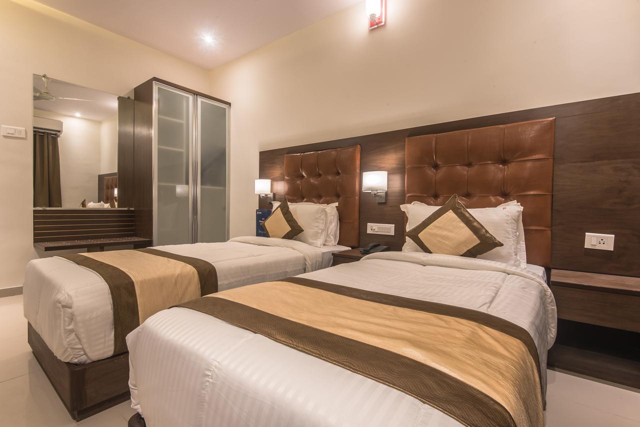 نافي مومباي Oyo 9328 Empire Suite المظهر الخارجي الصورة