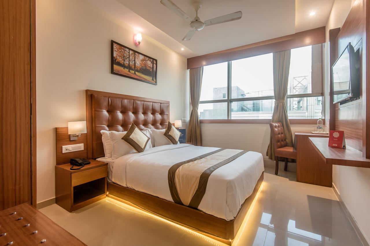 نافي مومباي Oyo 9328 Empire Suite المظهر الخارجي الصورة